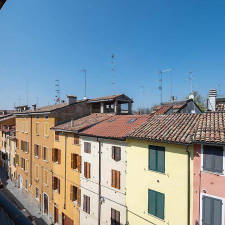 Oltretorrente Ampio Appartamento Con Balconi Parma Bagian luar foto
