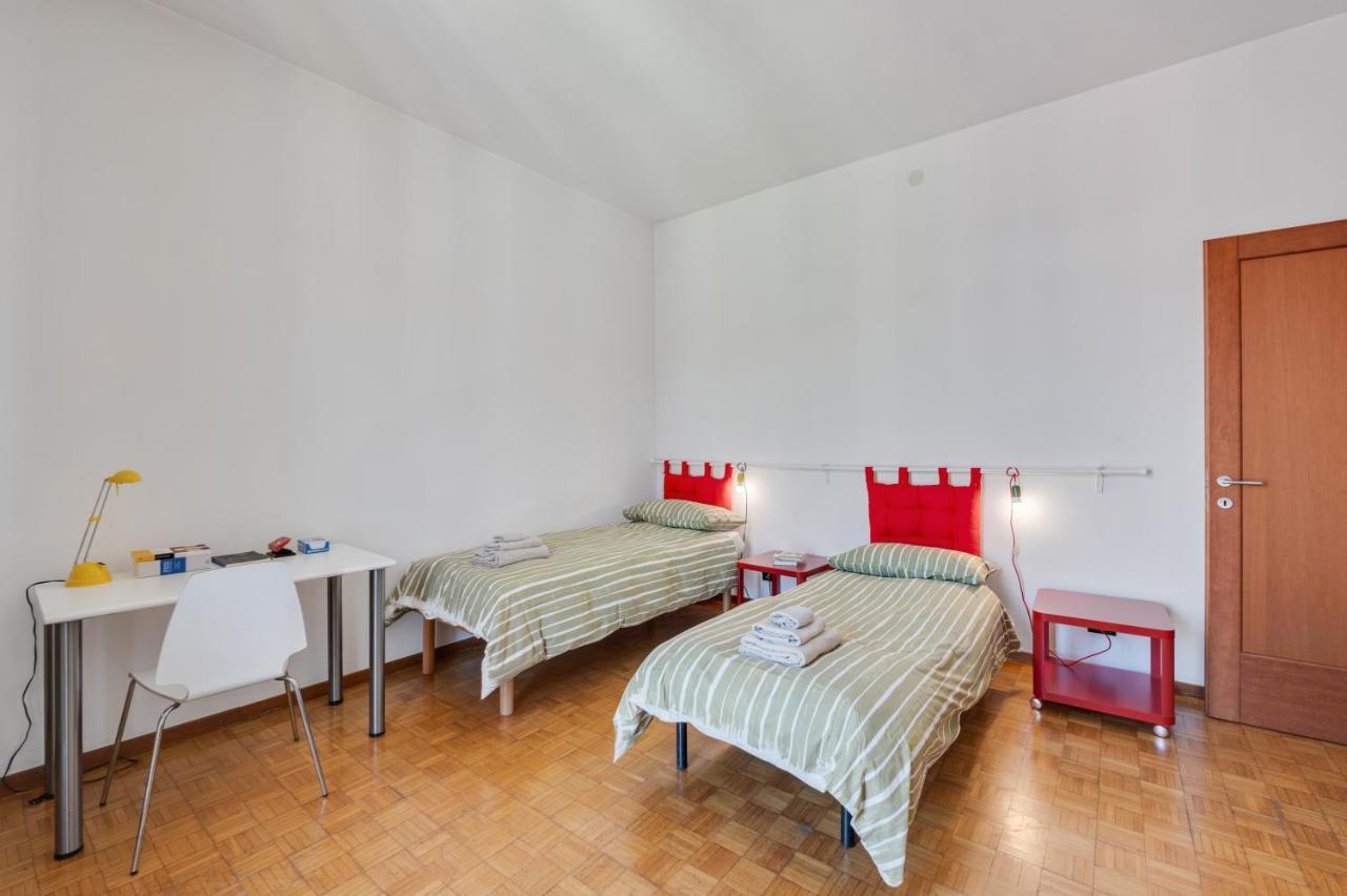 Oltretorrente Ampio Appartamento Con Balconi Parma Bagian luar foto