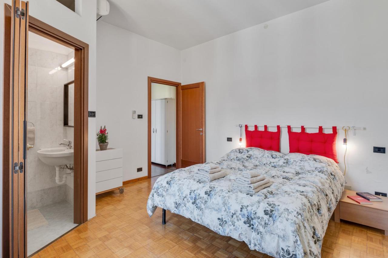 Oltretorrente Ampio Appartamento Con Balconi Parma Bagian luar foto