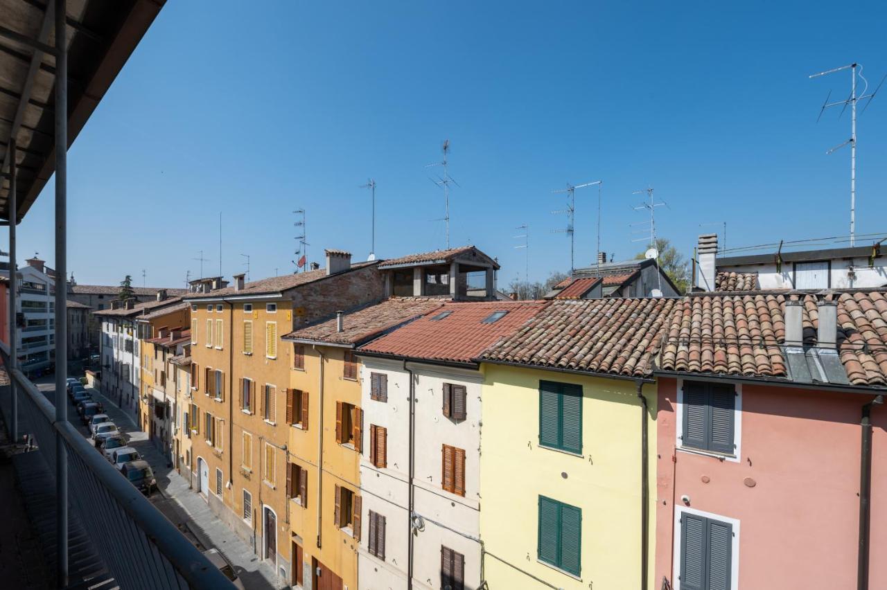 Oltretorrente Ampio Appartamento Con Balconi Parma Bagian luar foto