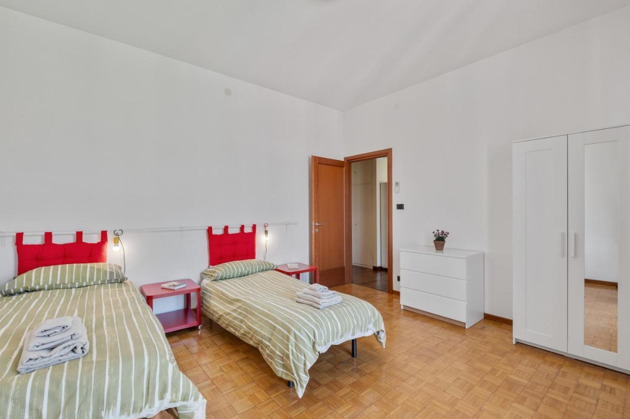 Oltretorrente Ampio Appartamento Con Balconi Parma Bagian luar foto