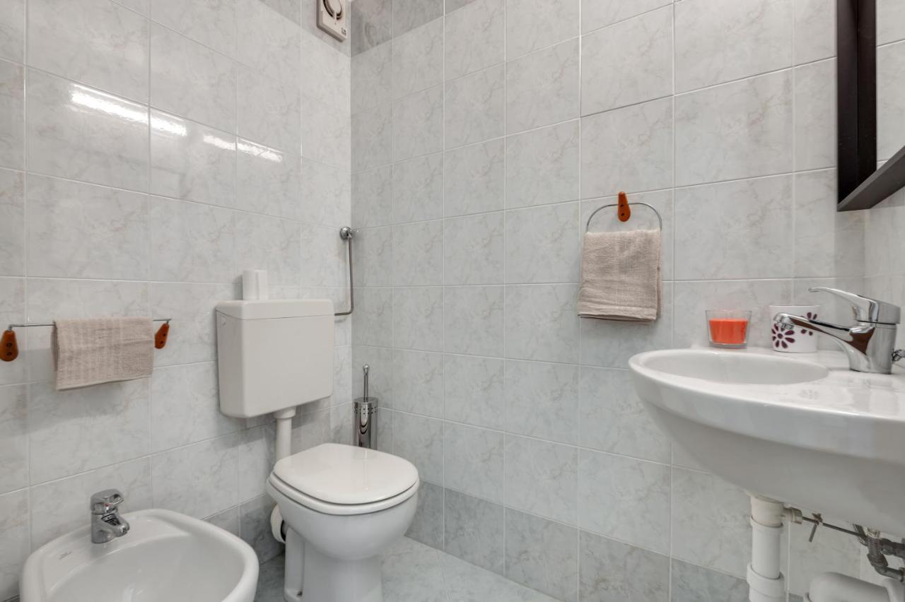 Oltretorrente Ampio Appartamento Con Balconi Parma Bagian luar foto
