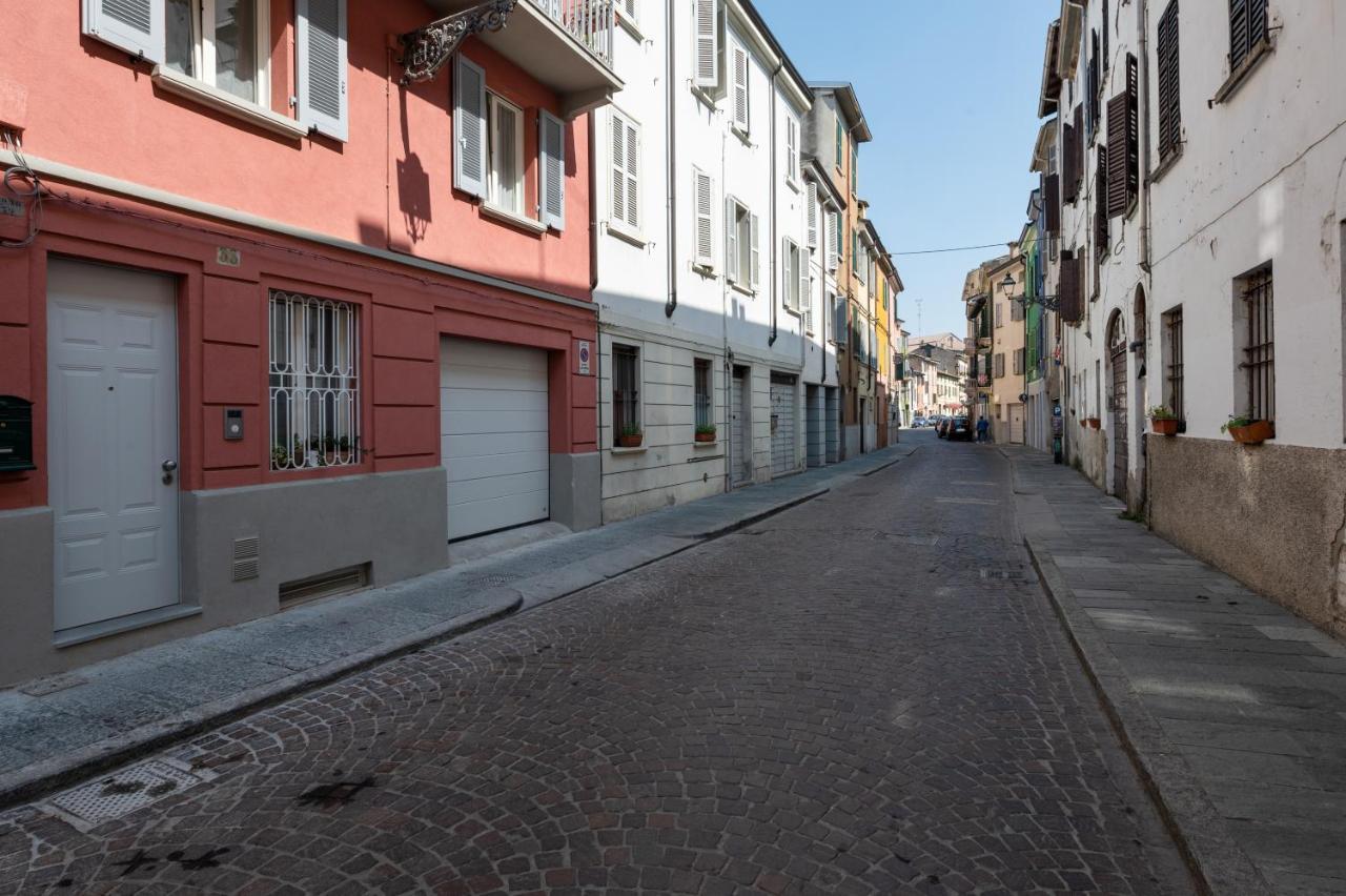 Oltretorrente Ampio Appartamento Con Balconi Parma Bagian luar foto